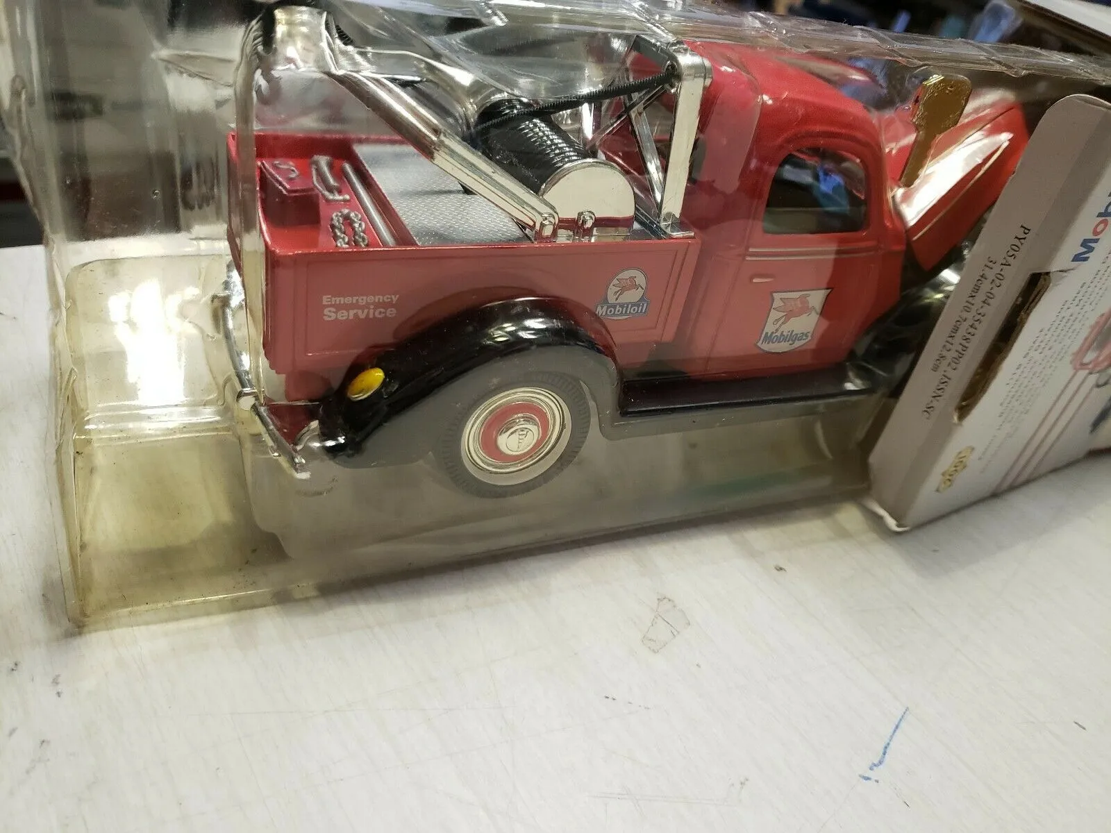 NEW 2001 Vintage Red Ford 1:18 Scale Mobil Collectible Toy Truck Coin Bank