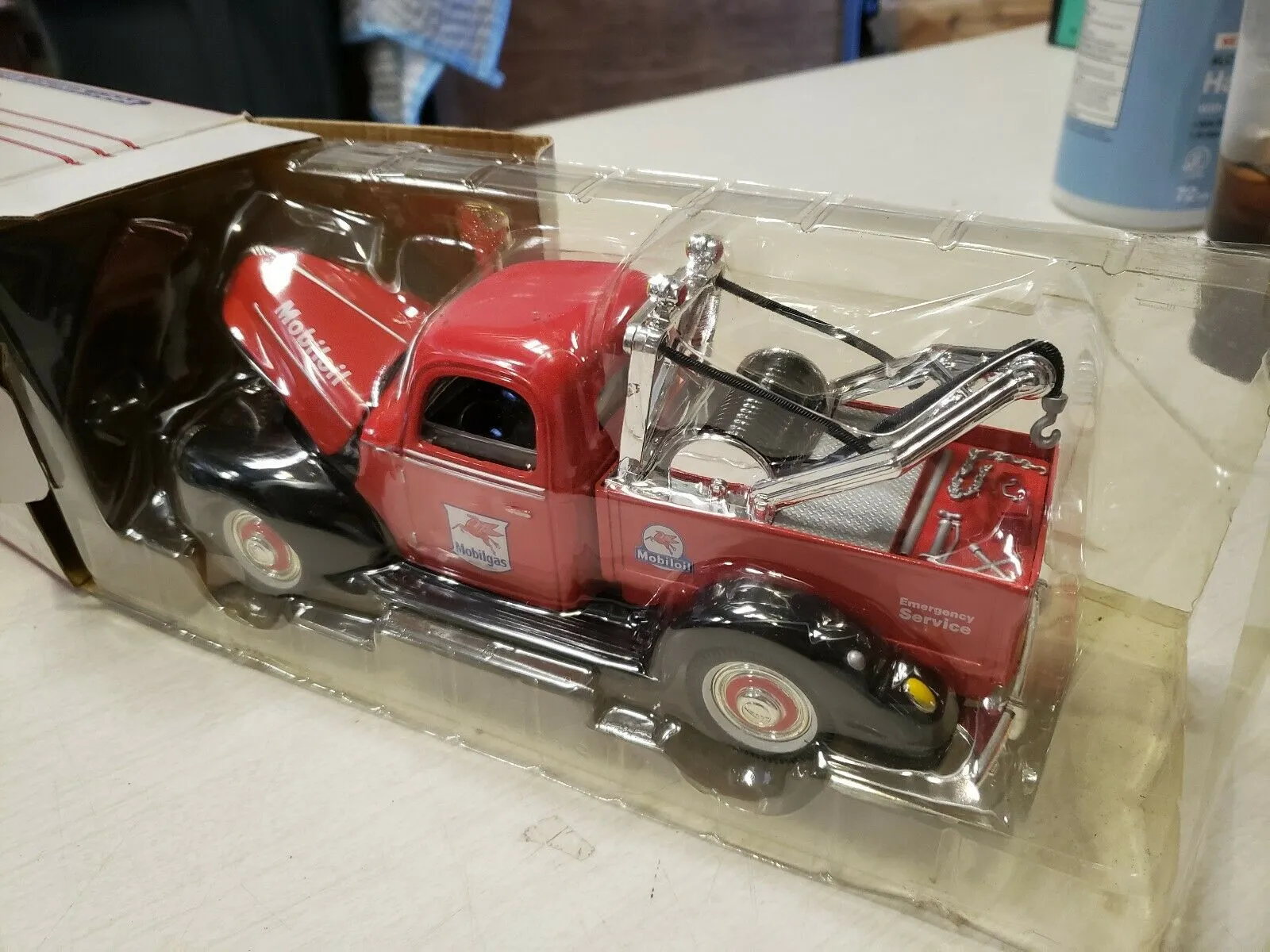 NEW 2001 Vintage Red Ford 1:18 Scale Mobil Collectible Toy Truck Coin Bank